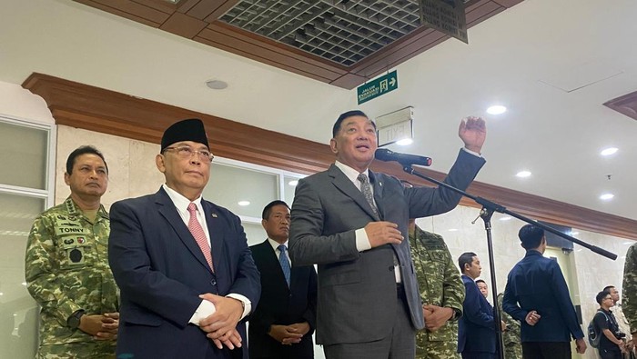 Menteri Pertahanan (Menhan) Sjafrie Sjamsoeddin dan Ketua Komisi I DPR Utut Adianto di kompleks parlemen, Senayan, Jakarta, Rabu (10/6/2026).