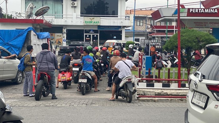 SPBU di Medan dipadati antrean warga yang hendak mengisi BBM. (Mhd Ilham Pradila/detikSumut)