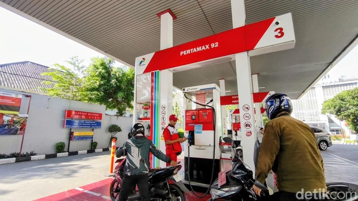 Suasana di SPBU Bandung saat Pertamax Naik