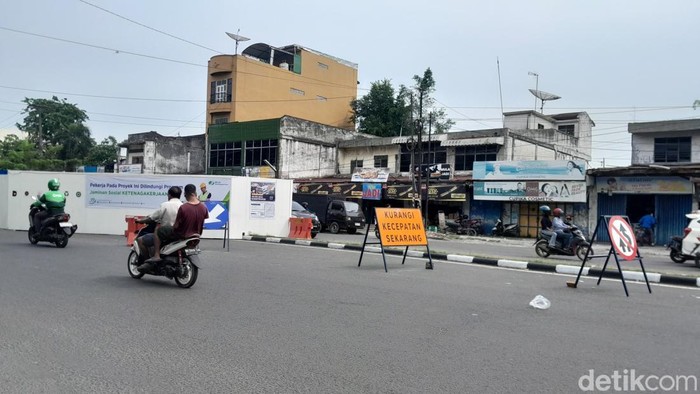 Suasana pembangunan koridor BRT Mebidang di Jalan Gatot Subroto Medan. (Rechtin Hani Ritonga/detikSumut)