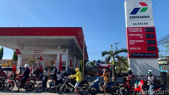 Antrean Pertalite di SPBU Jalan Diponegoro Pangkalan Bun.