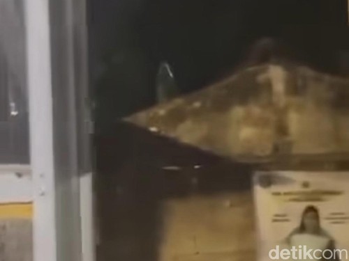 Tangkapan layar video viral penampakan sosok pocong di atas atap rumah warga Mataram, Selasa (9/6/2026) malam.