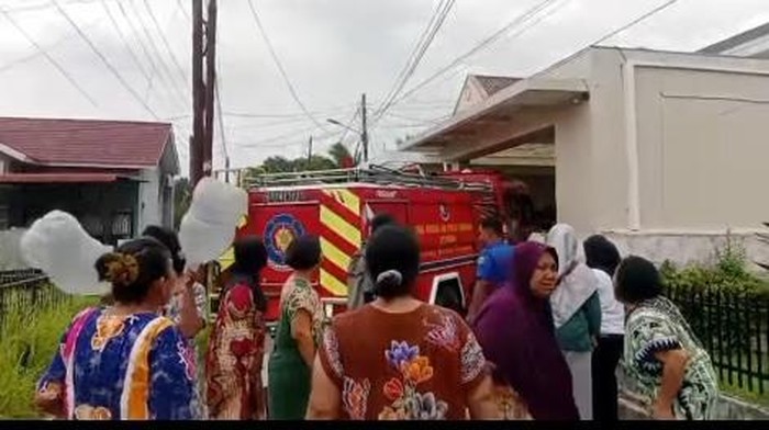 Tangkapan layar warga protes mobil Damkar bawa air ke rumah Kadis Perpustakaan Medan (Foto: tangkapan layar)