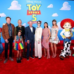 Tom Hanks Ungkap Disney Bisa Saja Pakai AI untuk Suara Woody di Toy Story 6