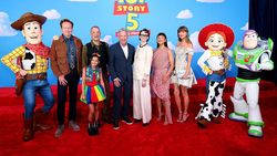 Gaya Taylor Swift di World Premiere Toy Story 5