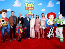 Tom Hanks Ungkap Disney Bisa Saja Pakai AI untuk Suara Woody di Toy Story 6