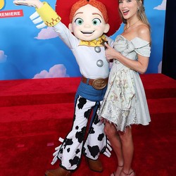 Ternyata Tom Hanks Baru Tahu Taylor Swift Isi Soundtrack Toy Story 5 Pas Rilis