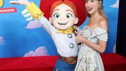Gaya Taylor Swift di World Premiere Toy Story 5