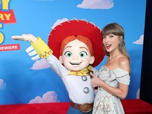 Ternyata Tom Hanks Baru Tahu Taylor Swift Isi Soundtrack Toy Story 5 Pas Rilis