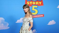 Gaya Taylor Swift di World Premiere Toy Story 5