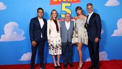 Gaya Taylor Swift di World Premiere Toy Story 5