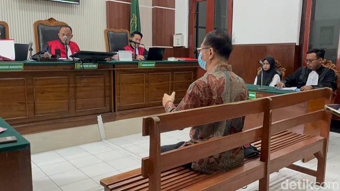 Tonny Soegiono saat memberi keterangan saat sidang perkara pencurian uangnya Rp 1,2 miliar di Pengadilan Negeri Surabaya