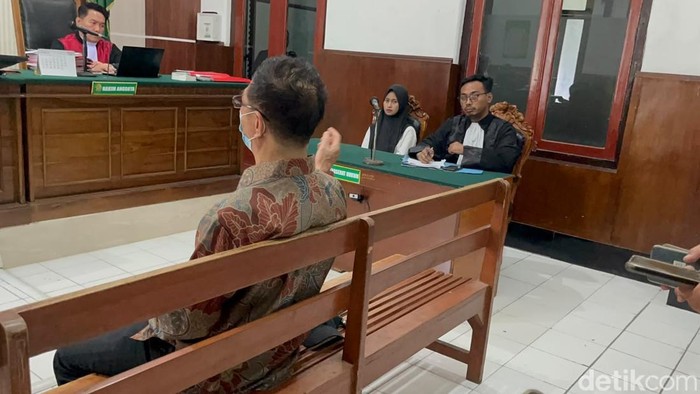 Tonny Soegiono saat memberikan keterangan dalam sidang perkara pencurian uangnya Rp 1,2 miliar di Pengadilan Negeri Surabaya.