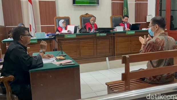 Tonny Soegiono saat memberi keterangan saat sidang perkara pencurian uangnya Rp 1,2 miliar di Pengadilan Negeri Surabaya