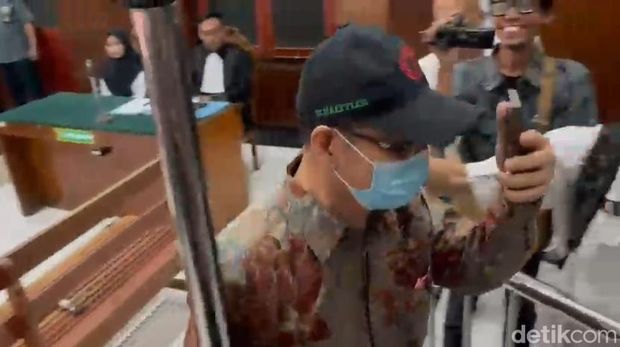 Terapis Spa Surabaya Tonny Soegiono langsung kabur setelah menjadi saksi perkara pencurian uangnya Rp 1,2 miliar yang dilakukan terdakwa Nur Hasannah di Pengadilan Negeri Surabaya