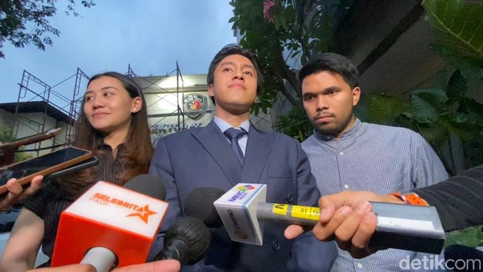 Thariq Halilintar dan Aaliyah Massaid setelah diperiksa di Polda Metro Jaya, Rabu (10/6/2026).