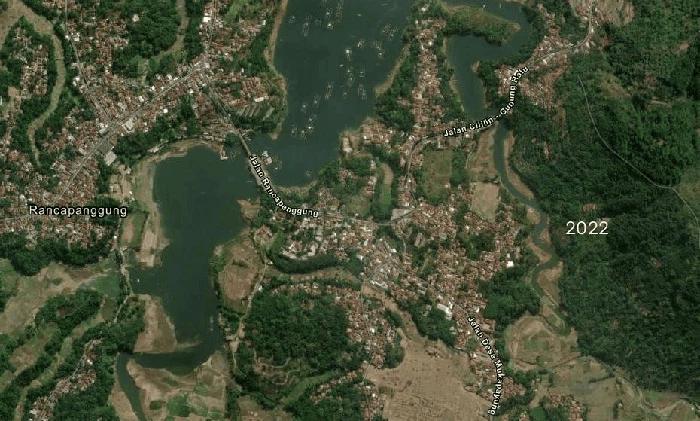 Timelapse kemunculan Pulau Hijau di Sungai Citarum
