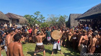 Tradisi Perang Pandan Jadi Magnet Penarik Wisatawan