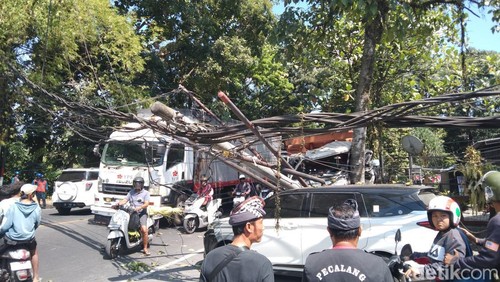 Sebuah truk pengangkut semen menabrak pohon dan tiang listrik di Jalur Denpasar-Gilimanuk, Kecamatan Kerambitan, Tabanan, Rabu (10/6/2026).