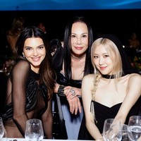 Di tahun yang sama, ada Kendall Jenner yang dikabarkan putus dari Devin Booker sejak Oktober 2022. Sebelumnya global ambassador L’Oreal Paris itu tampak berfoto bersama Rose BLACKPINK di LACMA Art + Film Gala 2022 pada November 2022. Foto: dok. X