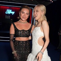 Perpisahan Florence Pugh dan Zach Braff terungkap ke publik pada Agustus 2022. Sang aktris sempat mengaku risih dengan banyaknya komentar soal perbedaan usia mereka yang cukup jauh, terpaut 21 tahun. Lagi-lagi, cocoklogi netizen yang mengaitkan ‘Rose Curse’ menyorot pertemuan Florence dan Rose BLACKPINK di pembukaan pameran Tiffany & Co. Vision & Virtuosity di London pada Juni 2022. Foto: dok. X