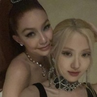 Lahirnya meme ‘Rose Curse’ dimulai dari kandasnya hubungan asmara Gigi Hadid dan Zayn Malik pada Oktober 2021. Terungkap ada perselisihan antara Zayn Malik dan ibu Gigi, Yolanda Hadid. Namun banyak yang mengaitkan pertemuan Gigi Hadid dengan Rose BLACKPINK di MET Gala sebulan sebelumnya, tepatnya September 2021. Karena tak lama setelah itu ada artis lain yang putus usai foto bareng Rose. Foto: dok. X