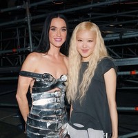 Berselang setahun, ada Katy Perry dan Orlando Bloom yang dikabarkan mengakhiri 9 tahun hubungannya pada Juli 2025. Sebelumnya pada Januari 2025, Rose BLACKPINK dan Katy Perry terlihat berfoto bersama usai tampil di konser musik amal Prancis, Gala des Pieces Jaunes. Meski dianggap lucu bagi sejumlah fans KPop, tak sedikit yang berharap nama Rose BLACKPINK tak dikaitkan dalam kandasnya hubungan artis seolah menjadi “kutukan.” Foto: dok. X
