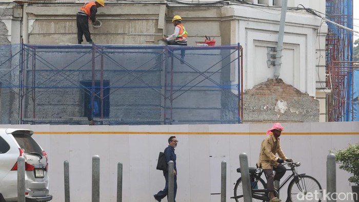 Para pekerja menyelesaikan proyek revitalisasi di kawasan wisata Kota Tua, Jakarta, Rabu (10/6/2026).
