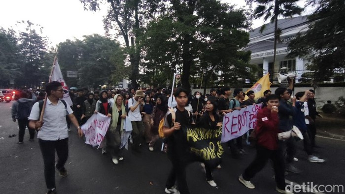 Aksi demo mahasiswa di DPRD Jabar