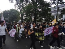 Usai Sampaikan Tuntutan, Mahasiswa Akhiri Aksi di DPRD Jabar