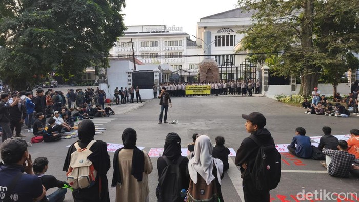 Aksi mahasiswa di depan DPRD Jabar