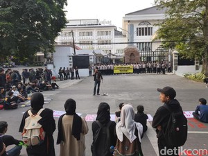 Polisi Siaga di 20 Titik Saat Aksi Mahasiswa di DPRD Jabar