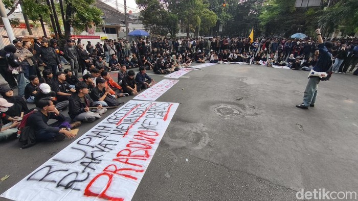 Aksi unjuk rasa mahasiswa Bandung soroti lemahnya rupiah hingga kenaikan BBM.