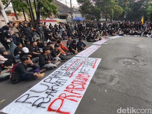 Mahasiswa Bandung Demo Soroti Rupiah Melemah hingga Kenaikan Harga BBM