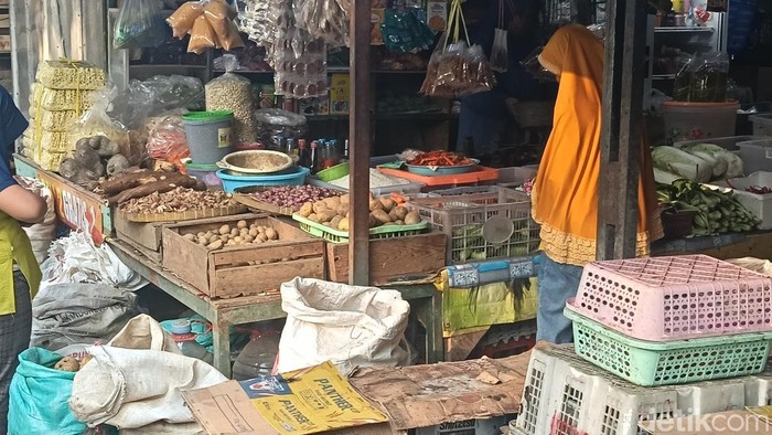Aktivitas jual-beli di Pasar Baru Indramayu, Kamis (11/6/2026) sore.