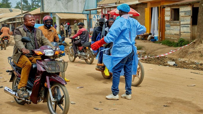 Kewaspadaan terhadap Ebola kembali meningkat di Republik Demokratik Kongo setelah otoritas kesehatan dan organisasi kemanusiaan memperkuat respons untuk menahan penyebaran wabah baru yang dipicu oleh strain Bundibugyo. Wilayah Mongbwalu di Provinsi Ituri kini menjadi pusat perhatian setelah tercatat sebagai salah satu titik utama penyebaran penyakit tersebut. REUTERS/Gradel Muyisa Mumbere