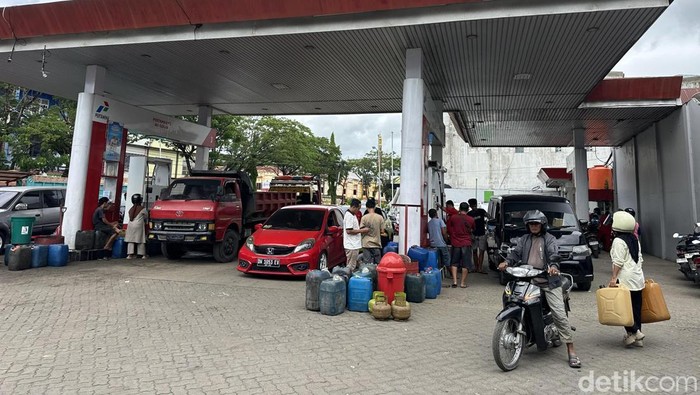 Antrean kendaraan dan jeriken di SPBU di Kota Watampone.