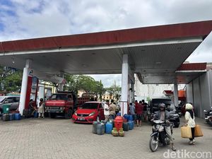 Harga Pertamax Naik, Antrean Jeriken-Kendaraan di Bone Mengular ke Badan Jalan