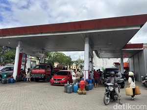 Harga Pertamax Naik, Antrean Jeriken-Kendaraan di Bone Mengular ke Badan Jalan
