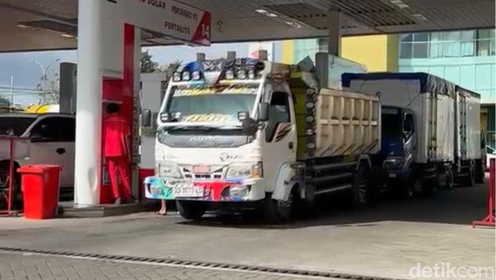 Antrean truk di SPBU Jalan Urip Sumoharjo Makassar mengular.