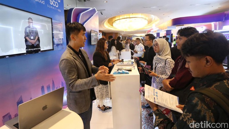 Para pengunjung memadati booth pameran, diskusi dan talkshow pada ajang  XLSmart Bravo 500 Summit di Jakarta, Kamis (11/2/6/2026). Ini adalah forum tahunan edisi kedua yang mempertemukan industri, pemerintah, akademisi dan mitra teknologi di Indonesia.'Solusi untuk Korporasi, Solusi untuk Negeri' jadi tema yang dipilih dalam acara B2B yang digelar di Jakarta, Kamis (11/6/2026). Event ini mengundang 2.000 partisipan untuk membahas pemanfaatan AI, data, konektivitas dan teknologi digital.