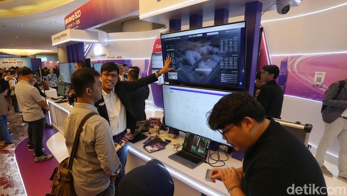 Para pengunjung memadati booth pameran, diskusi dan talkshow pada ajang  XLSmart Bravo 500 Summit di Jakarta, Kamis (11/2/6/2026). Ini adalah forum tahunan edisi kedua yang mempertemukan industri, pemerintah, akademisi dan mitra teknologi di Indonesia.Solusi untuk Korporasi, Solusi untuk Negeri jadi tema yang dipilih dalam acara B2B yang digelar di Jakarta, Kamis (11/6/2026). Event ini mengundang 2.000 partisipan untuk membahas pemanfaatan AI, data, konektivitas dan teknologi digital.