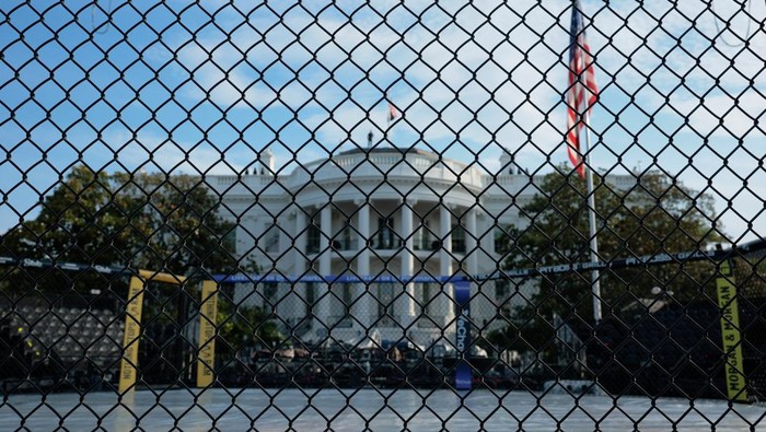 Pemandangan tak biasa terlihat di kawasan Gedung Putih, Washington D.C., Amerika Serikat, menjelang gelaran UFC Freedom 250. Area halaman selatan yang selama ini identik dengan agenda kenegaraan dan seremoni resmi mulai dipersiapkan menjadi lokasi penyelenggaraan ajang pertarungan yang menyita perhatian publik. REUTERS/Evan Vucci