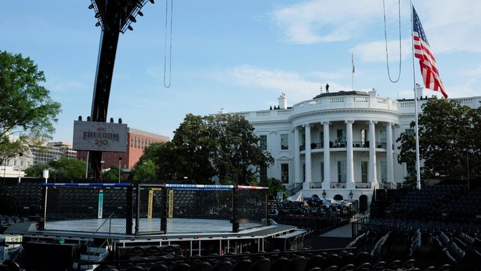 Pemandangan tak biasa terlihat di kawasan Gedung Putih, Washington D.C., Amerika Serikat, menjelang gelaran UFC Freedom 250. Area halaman selatan yang selama ini identik dengan agenda kenegaraan dan seremoni resmi mulai dipersiapkan menjadi lokasi pe