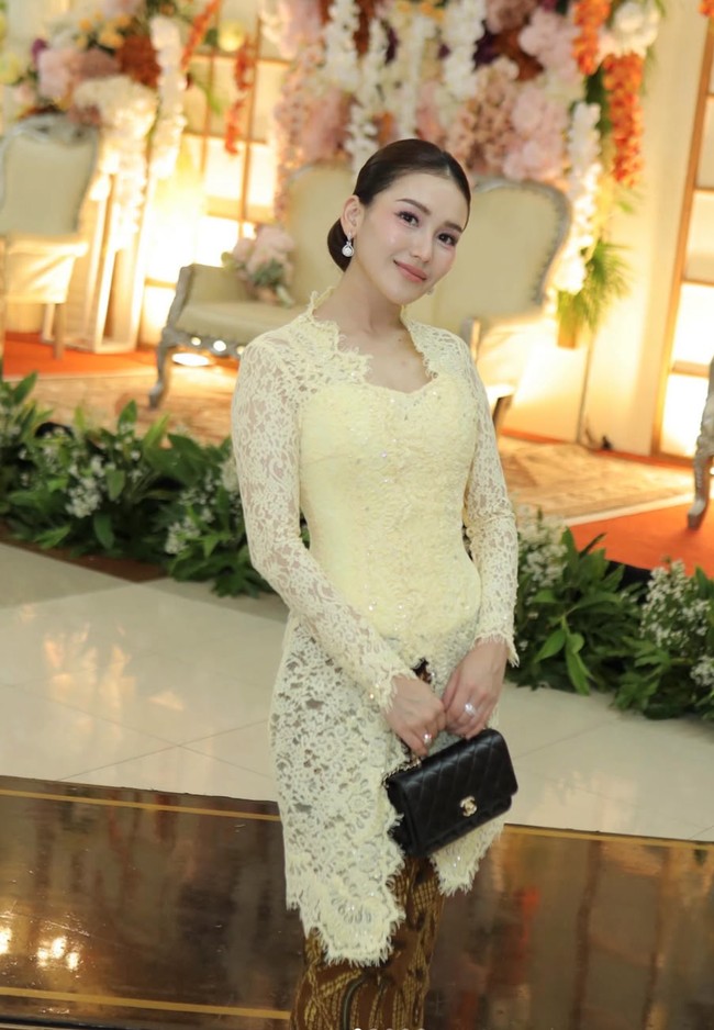 Ayu Ting Ting kembali memukau saat menghadiri acara pernikahan sepupunya. Ia tampil cantik kenakan kebaya warna butter yellow dipadukan kain lilit batik warna coklat. Foto: Instagram/@ayutingting92