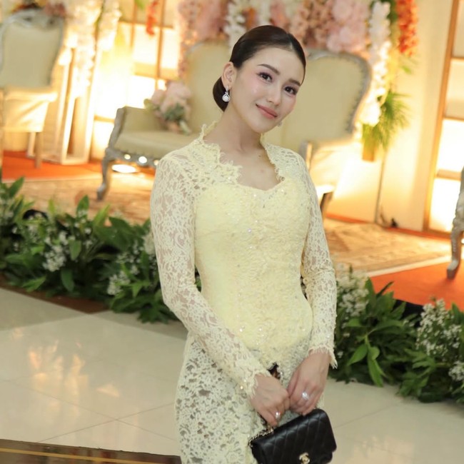 Pesona Ayu Ting Ting Berkebaya Butter Yellow, Tenteng Tas Rp 117 Juta