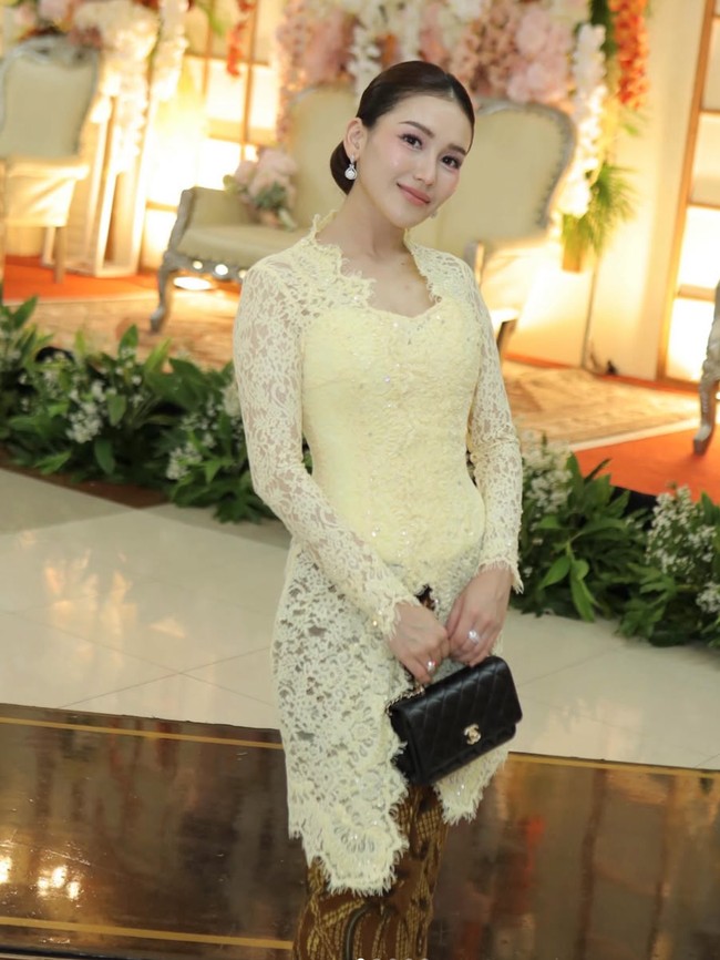 Pesona Ayu Ting Ting Berkebaya Butter Yellow, Tenteng Tas Rp 117 Juta