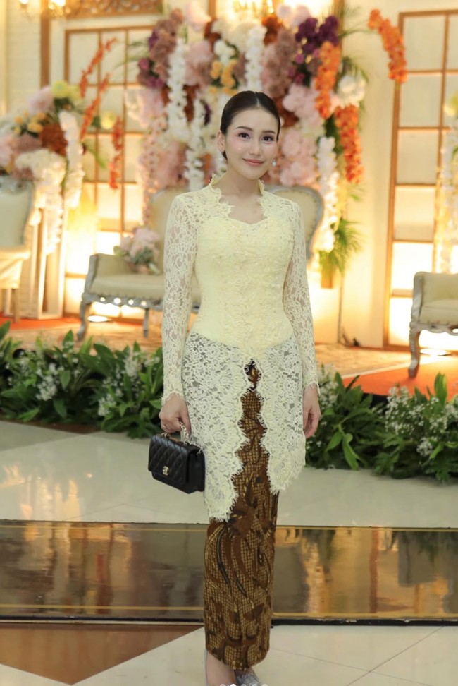 Kebaya yang dikenakan Ayu diketahui merupakan rancangan desainer Renzi Lazuardi. Kebaya brukat itu tampak simpel dengan potongan yang membentuk lekuk tubuh. Foto: Instagram/@ayutingting92