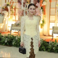Kebaya yang dikenakan Ayu diketahui merupakan rancangan desainer Renzi Lazuardi. Kebaya brukat itu tampak simpel dengan potongan yang membentuk lekuk tubuh. Foto: Instagram/@ayutingting92