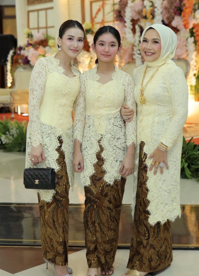 Penampilan Ayu kompak dengan ibu dan anaknya yang sama-sama berkebaya butter yellow. Kebaya tersebut dipadukan dengan kain dari Batik Eyang Putri. Foto: Instagram/@ayutingting92
